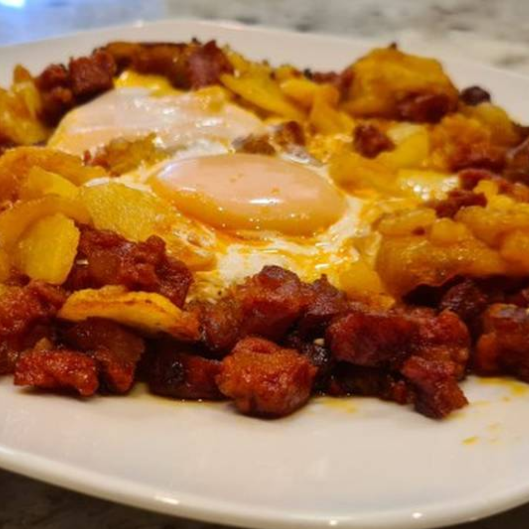 Receta para preparar huevos rotos con chorizo